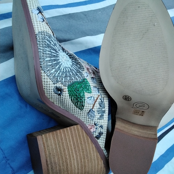 Chinese Laundry 9.5 shoes white with flowers💐🥀🌺🌻🌸 - Picture 3 of 4